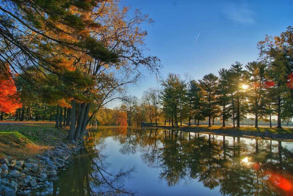 How to get to the Pink Lake in Gatineau Park?